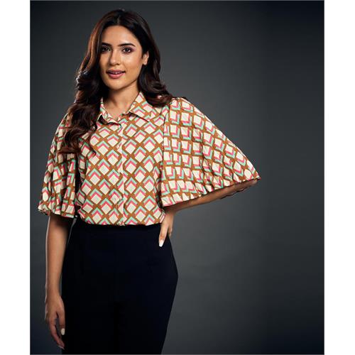 Sleeve Flared Top With A Classic Collar